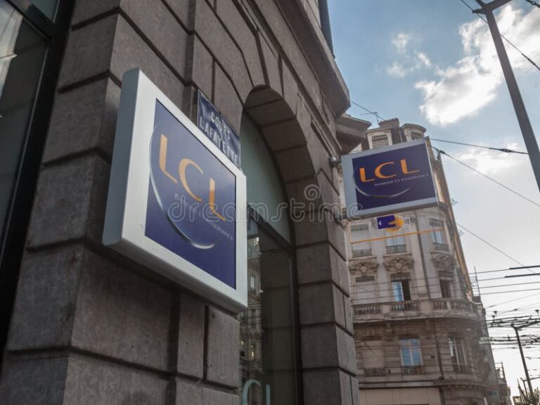 une agence lcl moderne a lyon