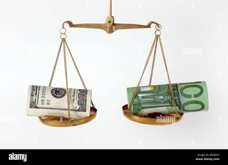 une balance avec des dollars et des euros