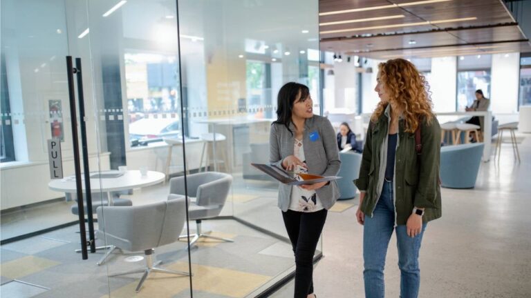 une banque moderne avec des clients satisfaits