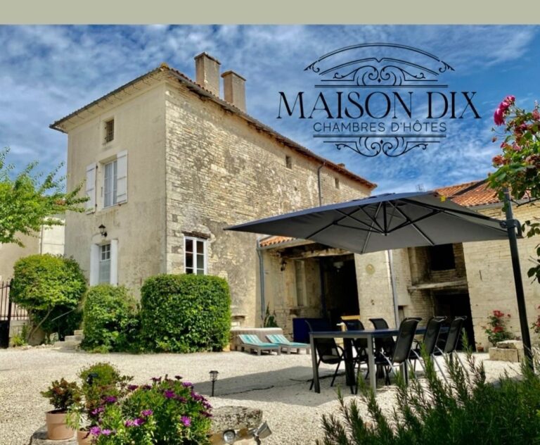 une cour accueillante avec des vacanciers heureux