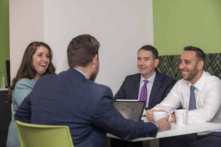 Comment choisir le meilleur cabinet de conseil en retraite pour vous 68 une equipe de conseillers en retraite au travail