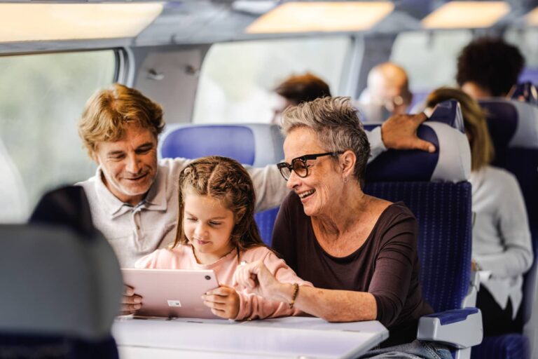 une famille prenant le train sncf ensemble