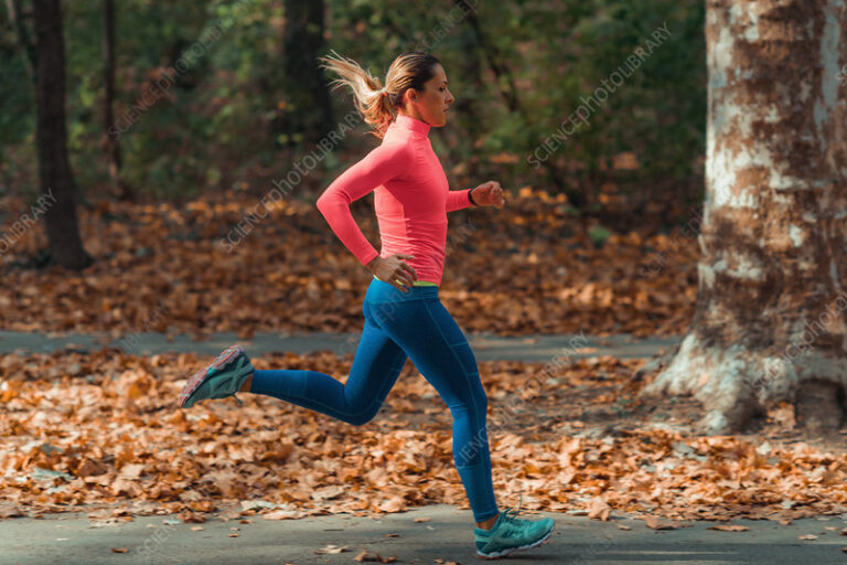 une femme courant dans un parc