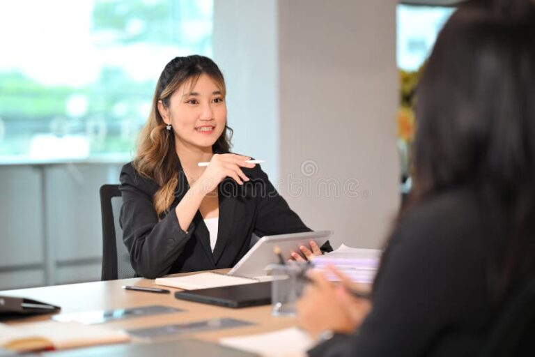 Comment Ada utilise-t-elle l'argent des autres dans son entreprise 53 une femme daffaires en reunion strategique