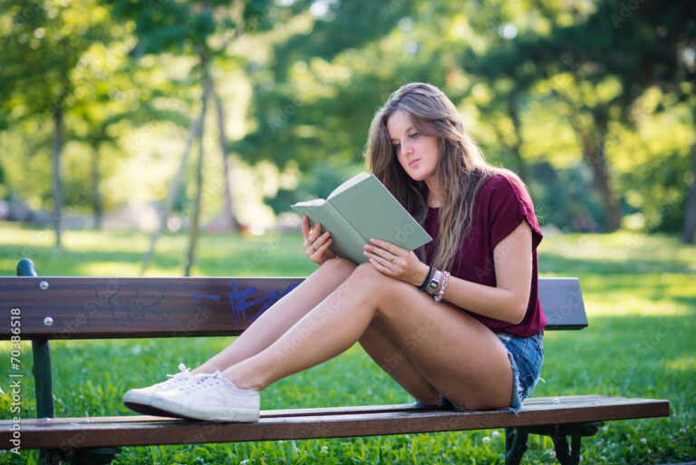 Quels sont les avis sur le livre "Madame la Présidente" 2 une femme lisant un livre dans un parc