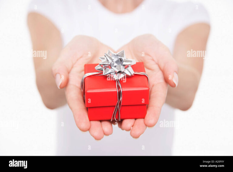 une femme offrant un cadeau symbolique