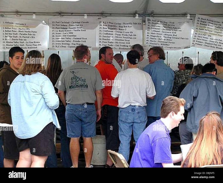 une foule rassemblee dans un espace public