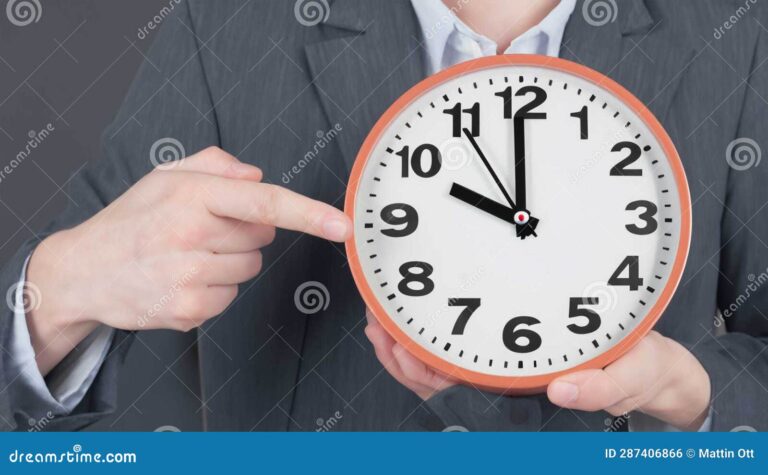 une horloge avec des mains indiquant lheure