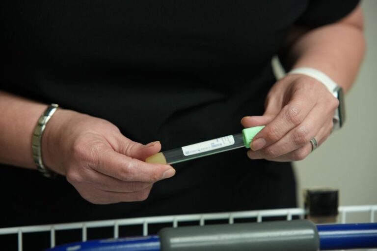 La banque peut-elle vraiment bloquer un chèque émis par un client 2 une main tenant un cheque barre