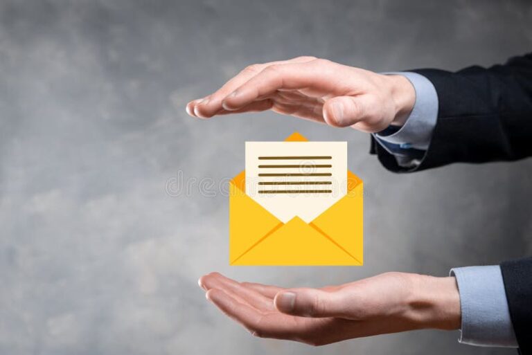 une main tenant un document avec un e mail