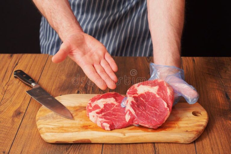 Peut-on retirer de l'argent avec un RIB en France 2 une main tenant un rib sur une table