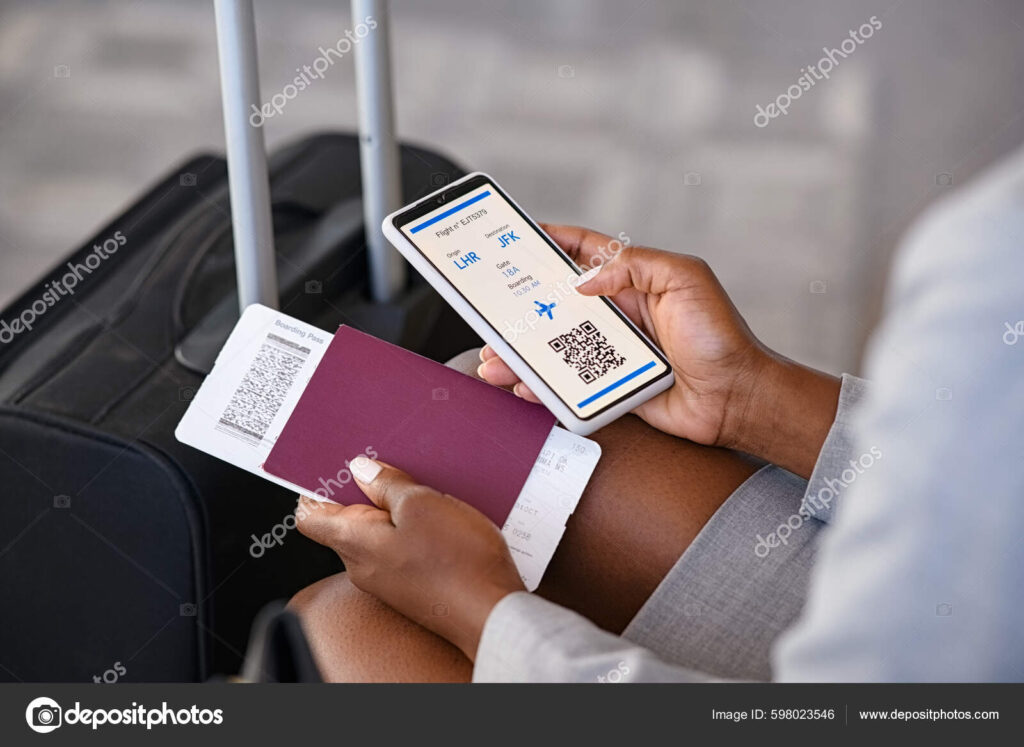 une main tenant un smartphone avec des billets