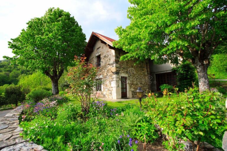 Quel patrimoine faut-il pour devenir riche en France 1 une maison ancienne avec un jardin verdoyant