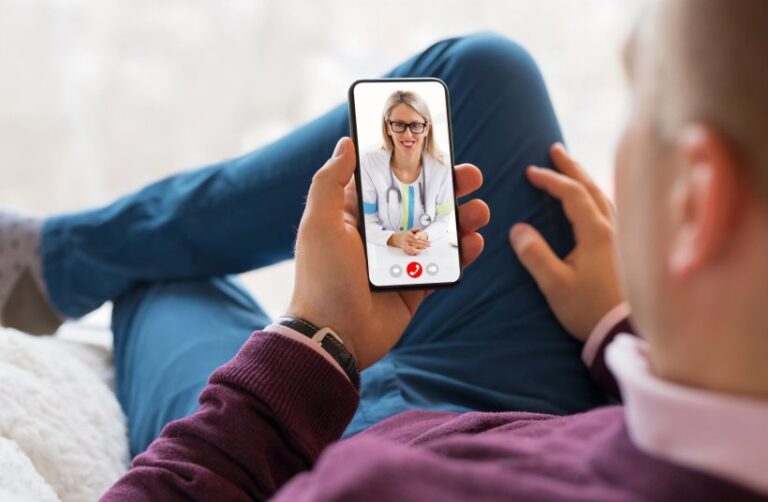 une personne consultant des avis en ligne