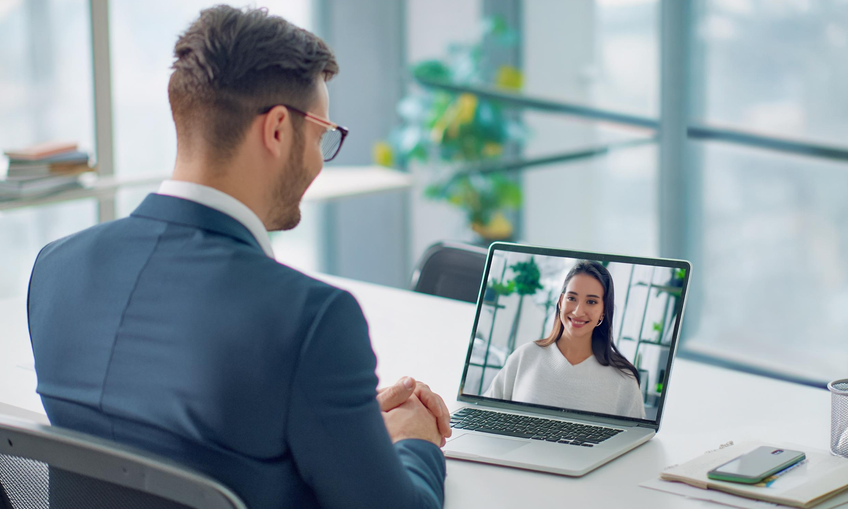 Comment devenir courtier en assurance AXA et réussir dans ce métier 1 une personne consultant des clients en assurance