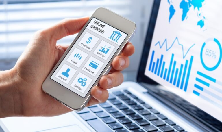 une personne consultant son compte en ligne