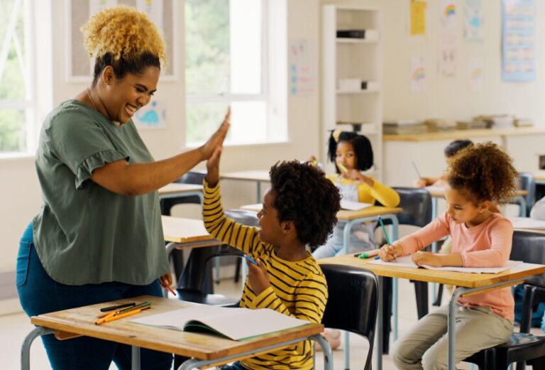 une personne enseignant devant une classe engagee