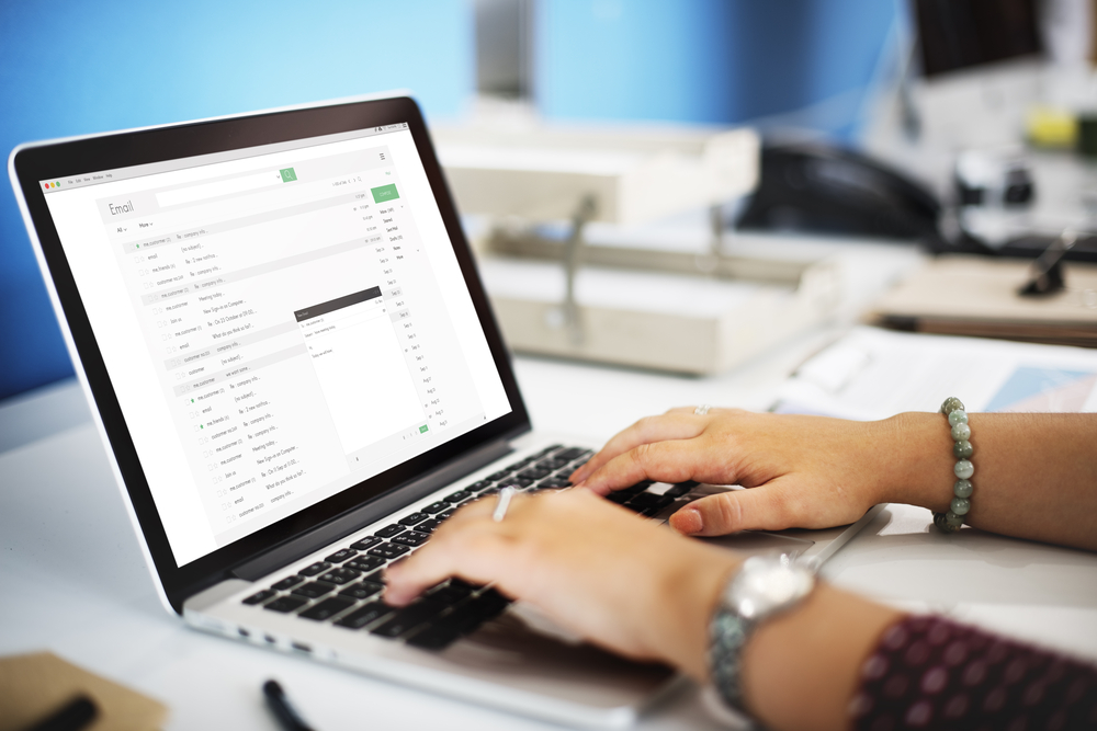 Que signifie l'expression "Je vous prie de bien vouloir trouver ci-joint" 1 une personne envoyant un document par email