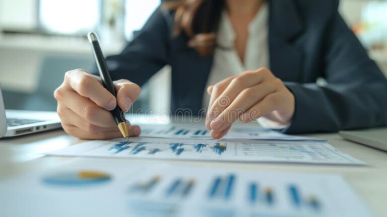 Comment préparer sa retraite financièrement pour une sécurité optimale 42 une personne examinant des documents financiers 1