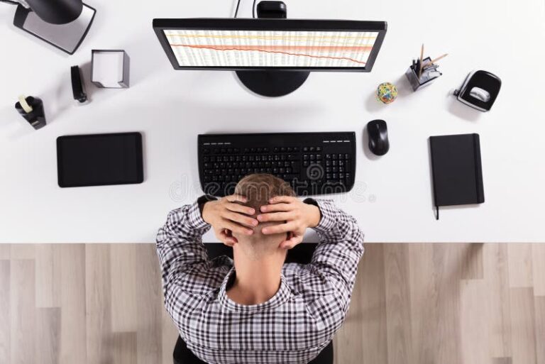 Pourquoi rencontre-t-on des problèmes lors de l'ouverture d'un compte Boursorama 13 une personne frustree devant un ordinateur