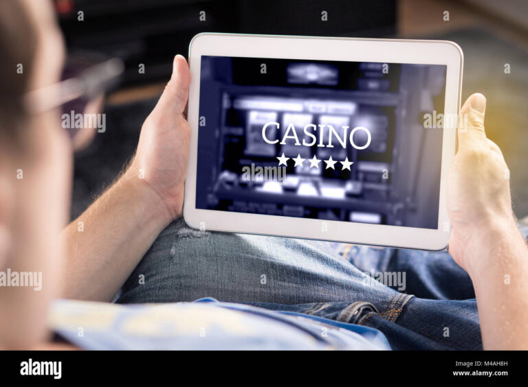 Comment Jouer à Stake en France : Quelles Sont les Étapes à Suivre 1 une personne jouant a un casino en ligne