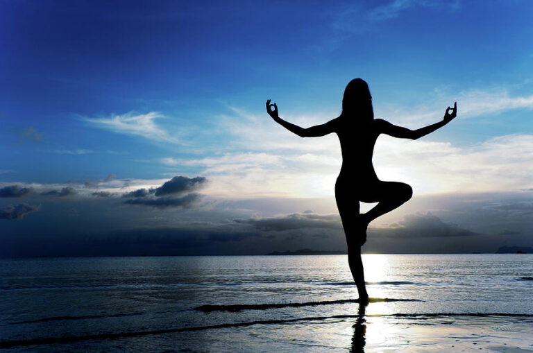 Comment devenir riche et indépendant dans sa vie personnelle 27 une personne meditant sur une plage