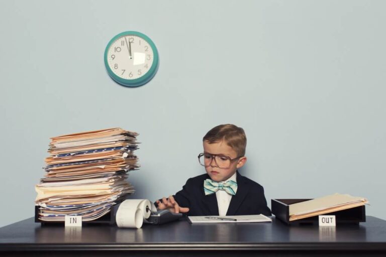 Comment dénoncer une fausse déclaration de revenus aux impôts 24 une personne observant des documents fiscaux