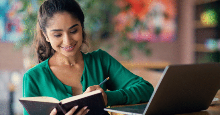 une personne reflechissant sur un livre