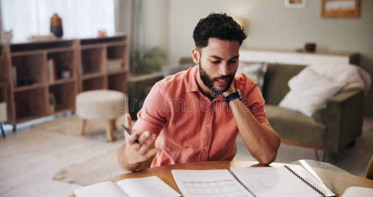 une personne regardant ses finances avec inquietude