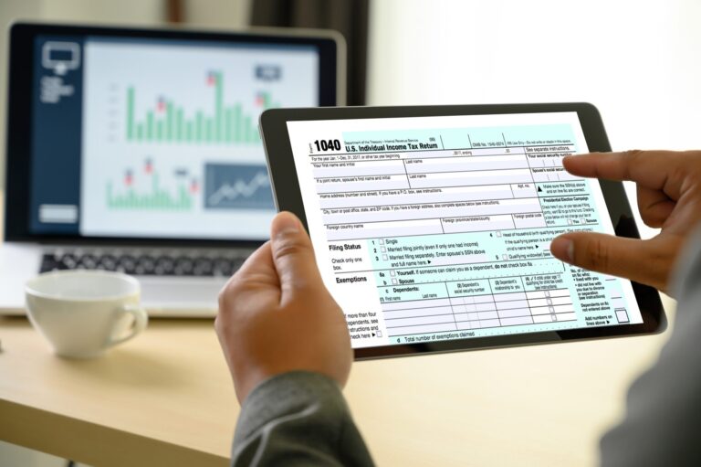 une personne remplissant une declaration dimpots 1