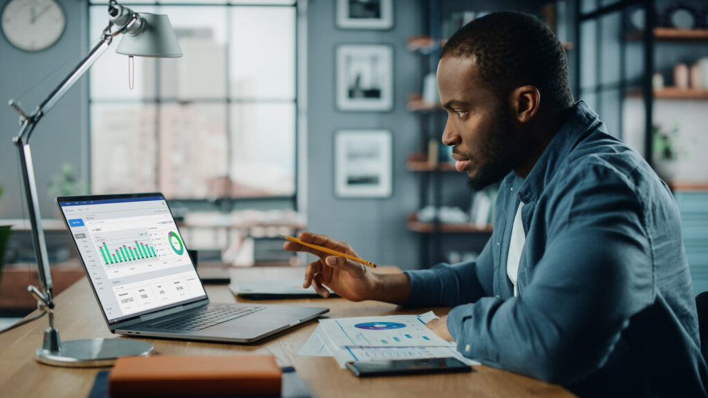 Comment travailler dans le privé sans contrat avec l'État 1 une personne travaillant sur un ordinateur portable 2