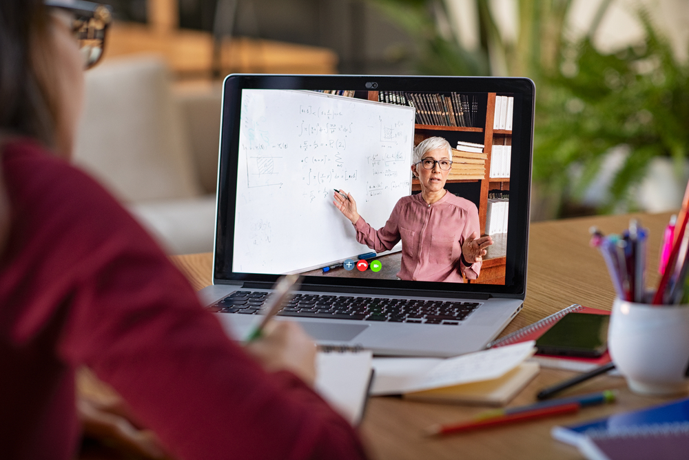 Comment corriger une erreur d'actualisation auprès de Pôle Emploi 1 une personne utilisant un ordinateur en ligne