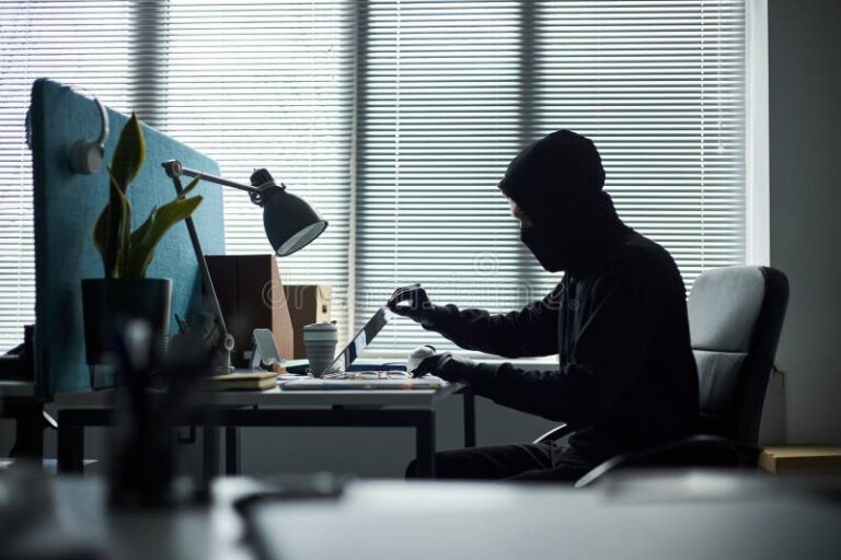 Comment signaler une fraude fiscale efficacement et en toute sécurité 25 une personne utilisant un ordinateur en toute discretion