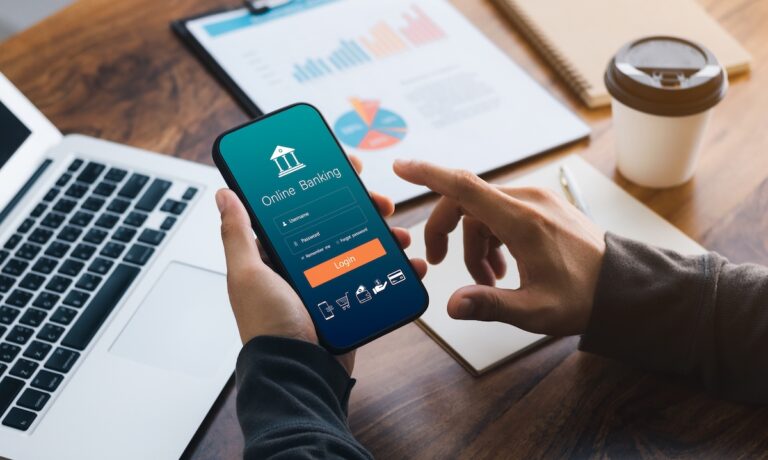 Comment obtenir votre code de parrainage chez Boursorama 14 une personne utilisant une application bancaire