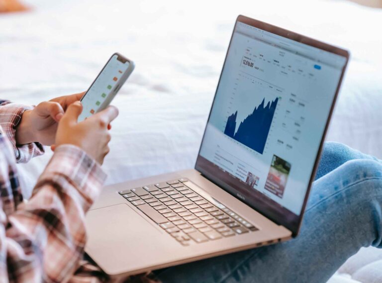 une personne utilisant une application financiere