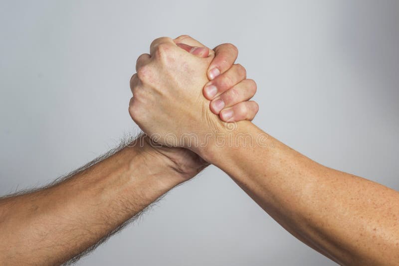 Que signifie l'expression "à un de ces quatre" en français 1 une poignee de main amicale entre amis