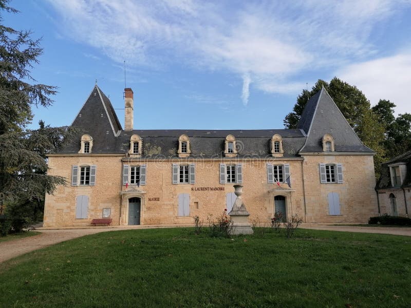 Que Peut-On Trouver Sur La Mairie De Saint Laurent Du Var 1 une vue de la mairie de saint laurent