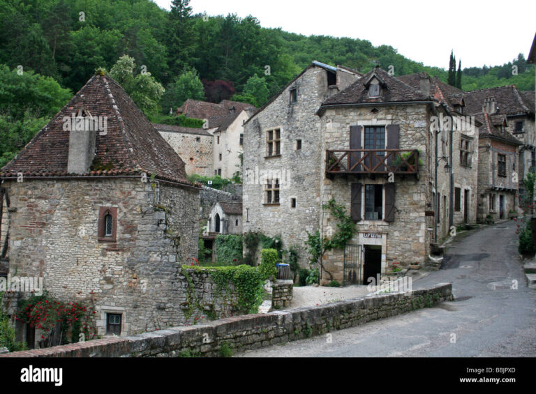 village medieval aux maisons en pierre