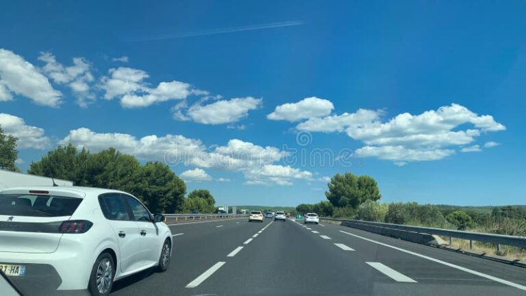 Pourquoi choisir l'assurance au kilomètre avec Macif 8 voiture sur une route degagee