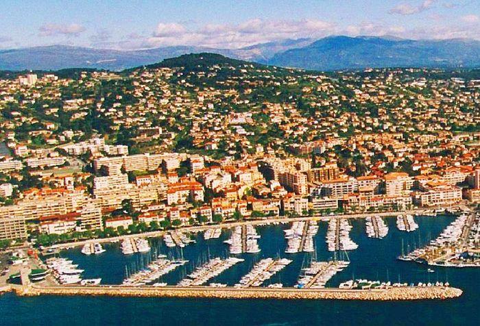 vue aerienne de golfe juan en ete