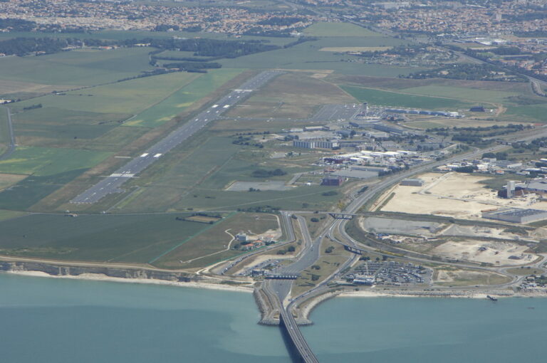vue aerienne de laeroport de la rochelle