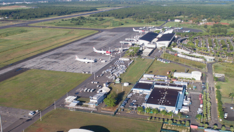 Quel est le guide complet pour l'aéroport de Pointe-à-Pitre Le Raizet 60 vue aerienne de laeroport de pointe a pitre