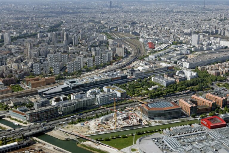 vue aerienne de lindustrie au sud de paris