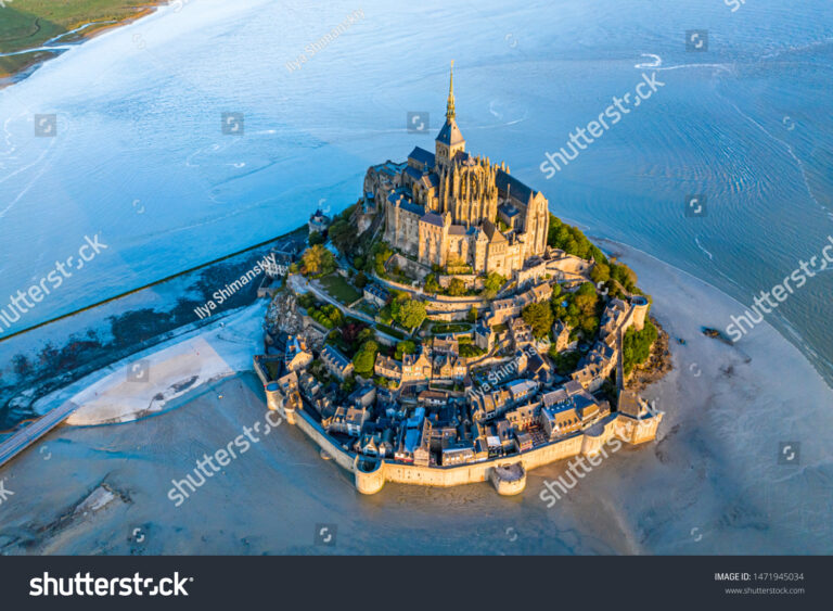 Mont Saint-Michel : Est-il en Normandie ou en Bretagne 11 vue aerienne du mont saint michel