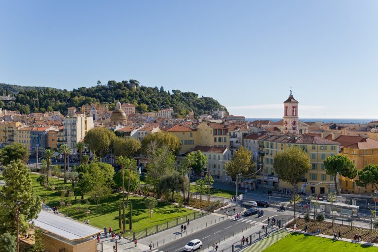 vue aerienne du parking nice azur