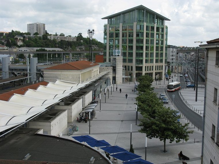 Quels sont les tarifs du parking Toumai à Poitiers pour une longue durée 1 vue aerienne du parking toumai a poitiers
