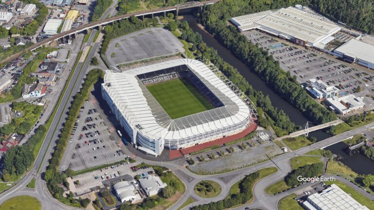 Quel est l'emplacement et les caractéristiques du stade des Petits Chênes 25 vue aerienne du stade des petits chenes