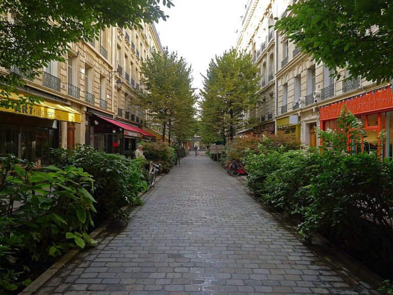 vue de la rue du tresor a paris