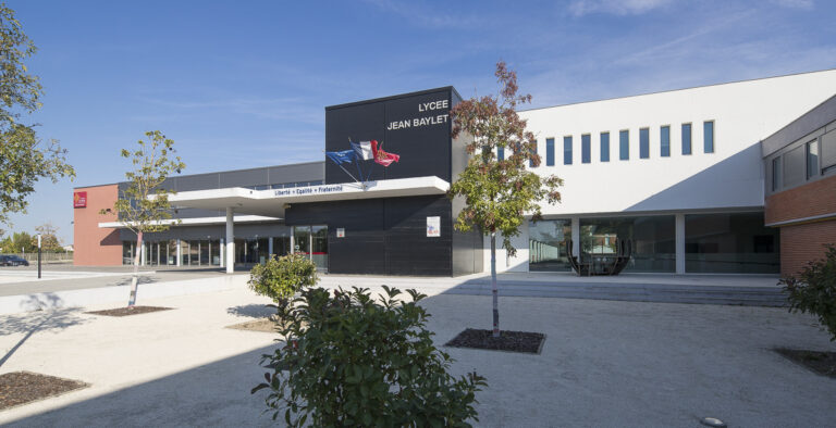 vue du lycee jean baylet a valence dagen