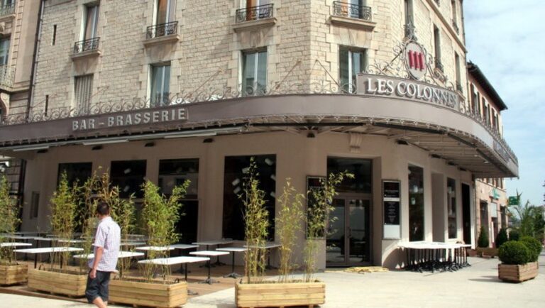 vue exterieure du restaurant les colonnes